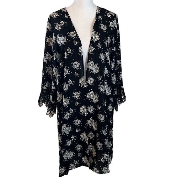 Forever 21 szS black & white flowered kimono cover up w/lace on sleeves EUC - Picture 1 of 8